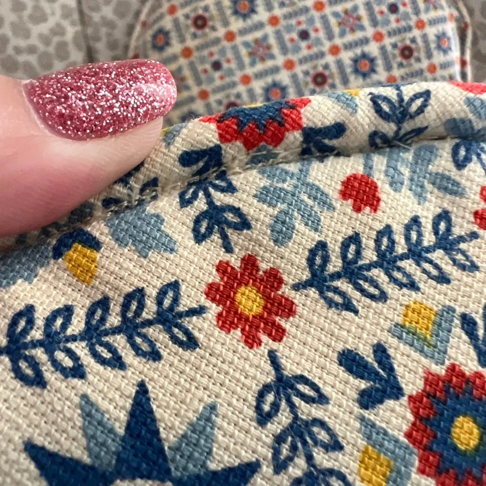 Vntg Handmade Scandinavian Folk Art Round Throw Pillows Set of 2 Red Blue 12.5